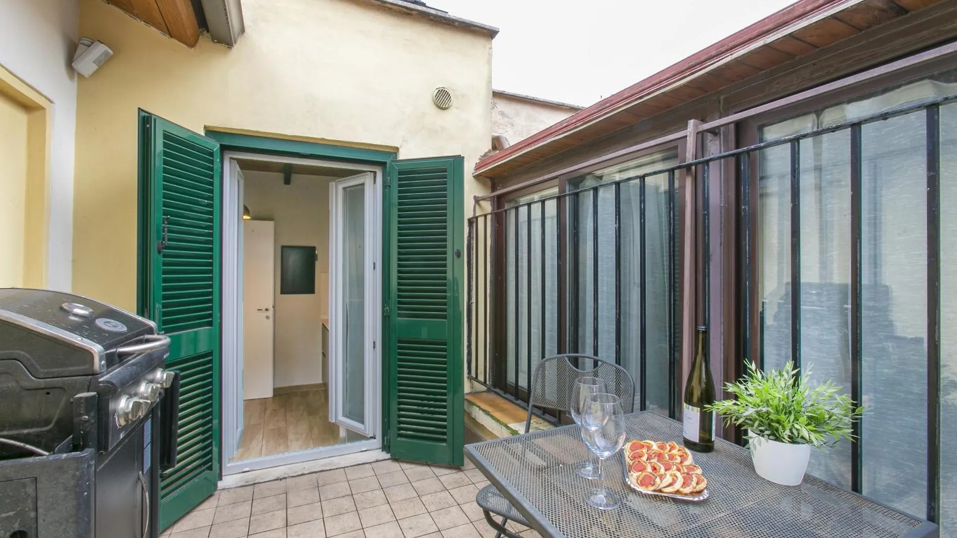 The Best Apartment In Rome!